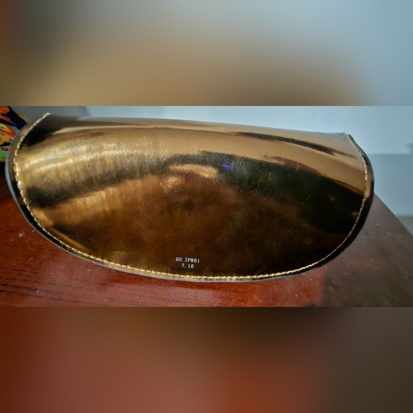 Guess large oversized bronze gold sunglasses case, luxury, 2010s, opulence - Picture 2 of 9